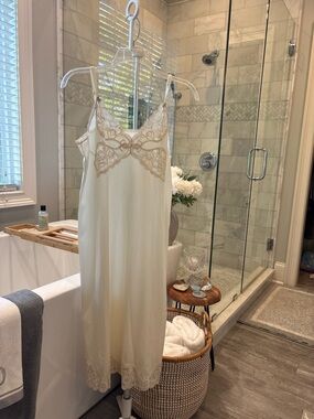 Vanity Fair Off White Lace Trim Slip Vintage 70’s/80’s. Romance lingerie.